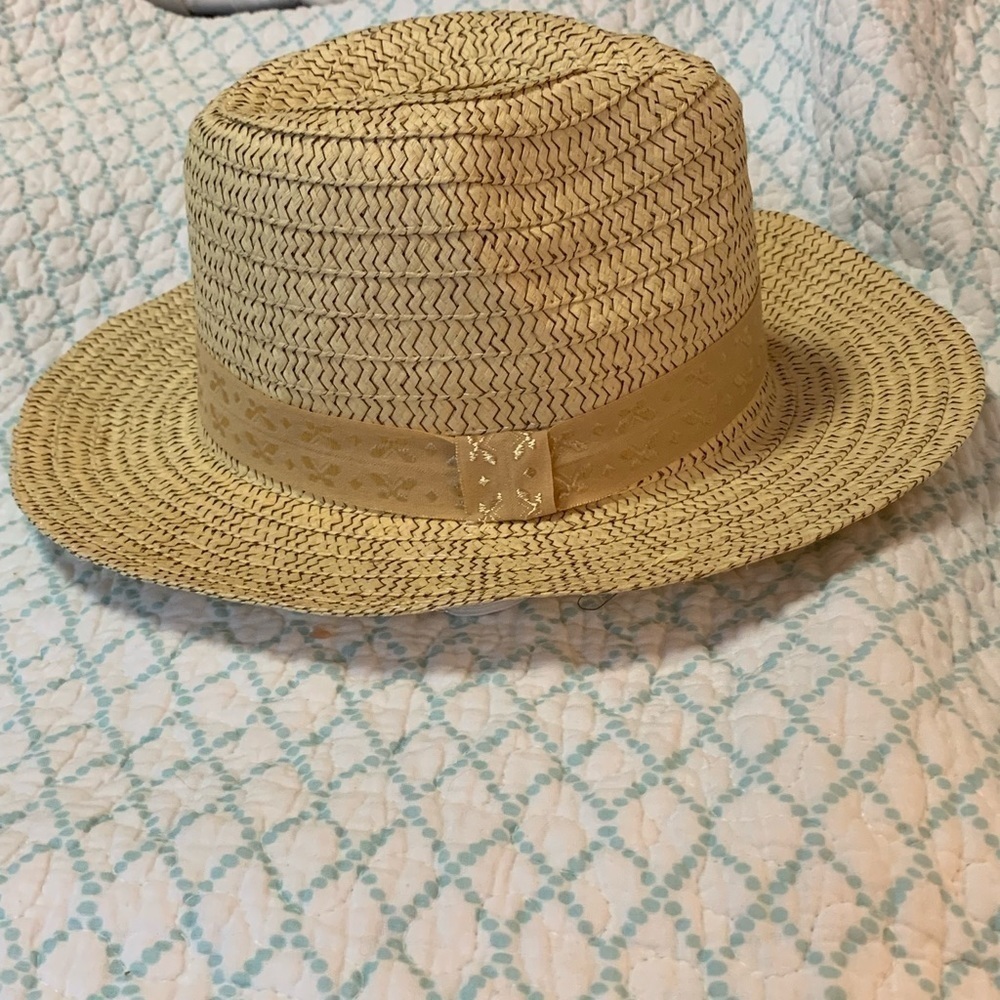 Straw hat w/ribbon chin strap